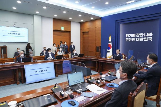 [서울=뉴시스] 김진아 기자 = 문재인 대통령이 9일 청와대에서 열린 수석·보좌관회의에서 발언하고 있다. 2021.08.09. bluesoda@newsis.com