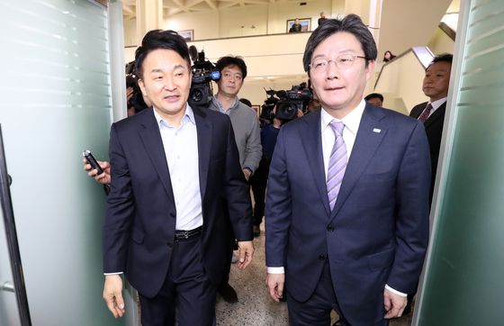 2018년 1월 회동한 당시 유승민 바른정당 대표(오른쪽)와 원희룡 제주지사/사진=뉴스1