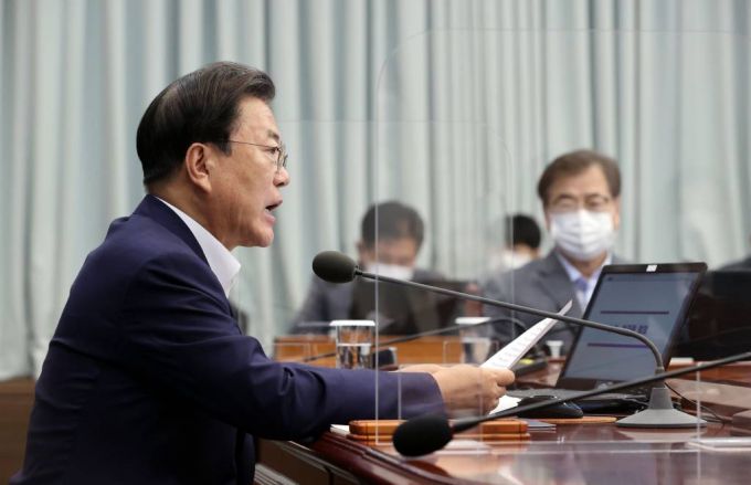 [서울=뉴시스 김진아 기자 = 문재인 대통령이 9일 청와대에서 열린 수석·보좌관회의에서 발언하고 있다. 2021.08.09. bluesoda@newsis.com