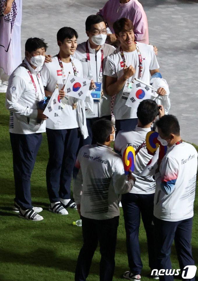 전웅태 근대5종 국가대표(왼쪽 두번째)를 비롯한 대한민국 선수 및 관계자들이 지난 8일 저녁 일본 도쿄 국립경기장에서 열린 '2020 도쿄올림픽' 폐막식에서 기념촬영을 하고 있다./사진=뉴스1