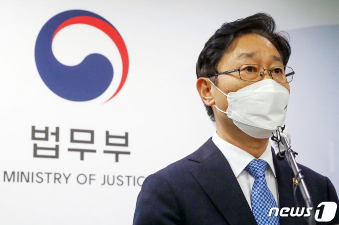 (과천=뉴스1) 민경석 기자 = 박범계 법무부 장관이 9일 오후 경기 과천 법무부에서 이재용 삼성전자 부회장의 가석방 심사 허가 관련 브리핑을 하고 있다.   이날 법무부에서 열린 가석방심의위에서 '적격' 판정을 받은 이 부회장은 오는 13일 구치소를 빠져나올 예정이다.   이 부회장은 지난 1월 18일 '국정농단' 파기환송심에서 징역 2년 6개월의 실형을 선고받고 구속된 지 7개월여만에 영어의 몸에서 벗어나게 된다. 2021.8.9/뉴스1