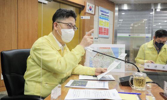 김현수 농림축산식품부 장관이 8일 정부세종청사에서 강원도 고성군 소재 돼지농장 아프리카돼지열병(ASF) 확진에 따른 상황회의 주재하고 있다./사진=농림축산식품부 제공
