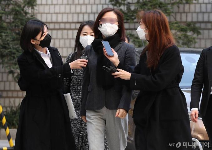 자녀 입시 비리와 사모펀드 의혹 등으로 기소된 조국 전 법무부 장관의 부인 정경심 동양대 교수가 5일 오전 서초구 서울중앙지법에서 열린 1심 결심 공판에 출석하고 있다. /사진=김휘선 기자 hwijpg@