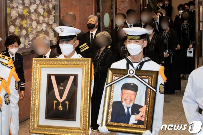 (서울=뉴스1) 유승관 기자 = 최재형 전 감사원장의 부친 고(故) 최영섭 예비역 해군 대령의 발인식이 지난달 10일 서울 서대문구 신촌세브란스병원 장례식장에서 엄수되고 있다. 2021.7.10/뉴스1