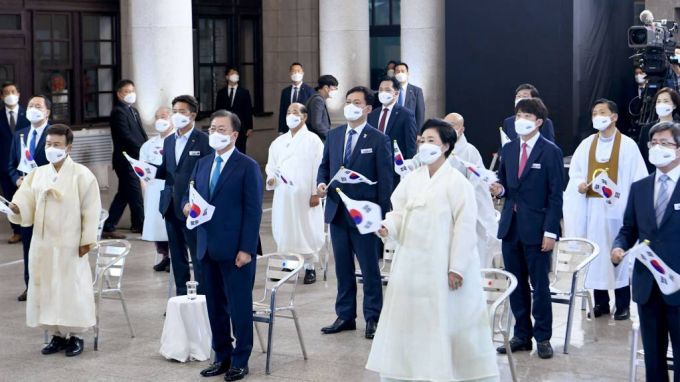 [서울=뉴시스] 김진아 기자 = 문재인 대통령과 김정숙 여사가 15일 서울 중구 문화역서울284에서 열린 제76주년 광복절 경축식에서 광복절 노래를 제창하고 있다. 2021.08.15. bluesoda@newsis.com