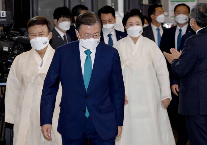 [서울=뉴시스] 김진아 기자 = 문재인 대통령이 15일 서울 중구 문화역서울284에서 열린 제76주년 광복절 경축식에 참석하기 위해 입장하고 있다. 2021.08.15. bluesoda@newsis.com