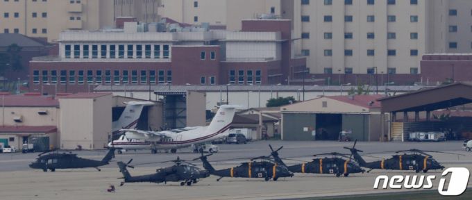 (평택=뉴스1) 김영운 기자 = 한미연합군사훈련의 '사전연습'격인 위기관리참모훈련(CMST)을 시작한 10일 오후 경기도 평택시 캠프 험프리스에 헬기가 계류돼 있다. 이날 김여정 북한 노동당 부부장은 조선중앙통신을 통해 발표한 담화에서