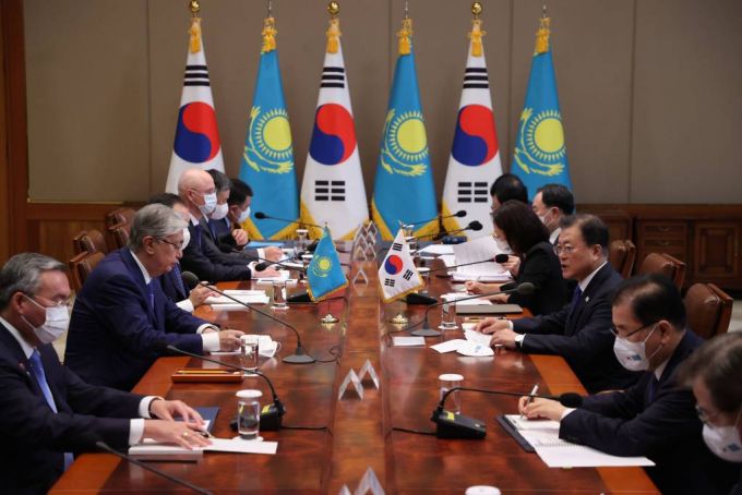 [서울=뉴시스] 전진환 기자 =  문재인 대통령이 토카예프 카자흐스탄 대통령과 17일 청와대에서 한-카자흐스탄 정상회담을 하고 있다. 2021.08.17. amin2@newsis.com