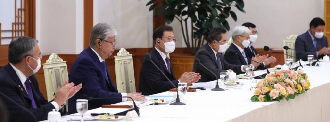 [서울=뉴시스] 전진환 기자 = 문재인 대통령이 17일 국빈 방한중인 토카예프 카자흐스탄 대통령과 청와대에서 열린 주요 경제인 간담회에 참석해 박수치고 있다. 2021.08.17. amin2@newsis.com