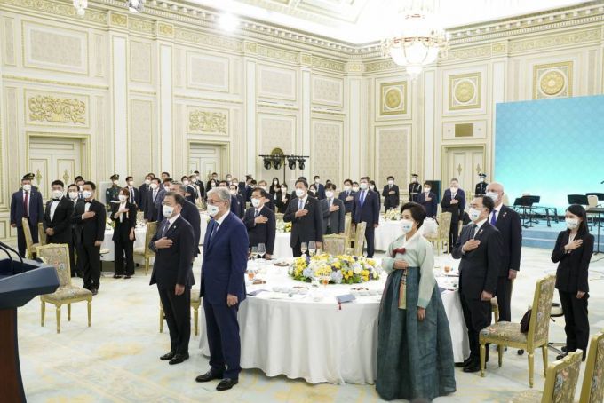 [서울=뉴시스] 전진환 기자 =  문재인 대통령과 김정숙 여사가 17일 청와대에서 열린 한-카자흐스탄 국빈만찬에서 토카예프 카자흐스탄 대통령과 국민의례를 하고 있다. 2021.08.17. amin2@newsis.com