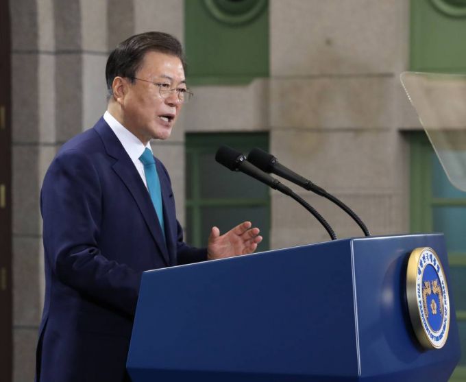 [서울=뉴시스] 김진아 기자 = 문재인 대통령이 15일 서울 중구 문화역서울284에서 열린 제76주년 광복절 경축식에서 경축사를 하고 있다. 2021.08.15. bluesoda@newsis.com