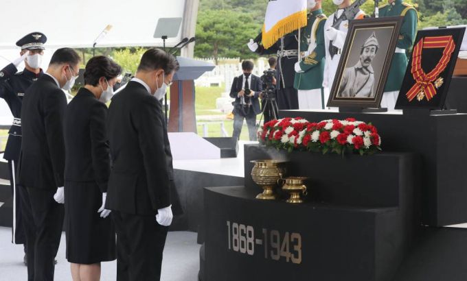 [대전=뉴시스] 전진환 기자 = 문재인 대통령과 김정숙 여사가 18일 오전 대전시 국립대전현충원에서 열린 홍범도 장군 유해 안장식에 참석해 묵념하고 있다. 2021.08.18. amin2@newsis.com