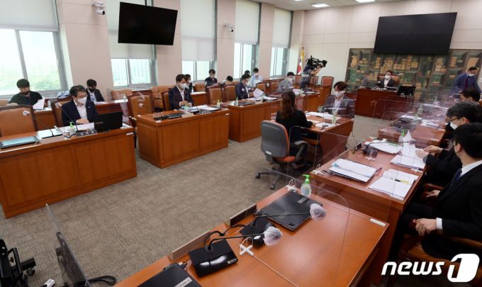 (서울=뉴스1) 구윤성 기자 = 18일 서울 여의도 국회에서 열린 '언론중재 및 피해구제 등에 관한 법률 일부 개정 법률안(언론중재법)' 심의를 위한 문화체육관광위원회 안건조정위원회에서 이달곤 안건조정위원장이 회의를 주재하고 있다. 2021.8.18/뉴스1