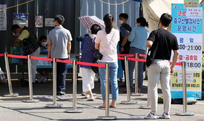 [서울=뉴시스] 이영환 기자 = 코로나19 신규 확진자가 2152명 발생하며 8일만에 2000명대를 보인 19일 오전 서울 중구 서울역광장에 마련된 선별검사소에서 시민들이 검사를 받기 위해 줄지어 서 있다. 2021.08.19. 20hwan@newsis.com