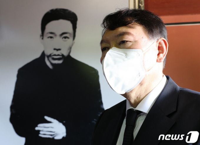 (서울=뉴스1) 국회사진취재단 =  국민의힘 대권주자인 윤석열 전 검찰총장이 광복절인 15일 오전 서울 용산구 효창공원 내 독립운동가 7위 영정을 모신 의열사를 찾아 예를 올린 뒤 이종래 효창원7위선열기념사업회 회장으로부터 안중근 의사에 대한 설명을 듣고 있다. 2021.8.15/뉴스1