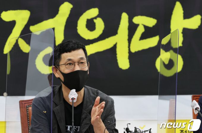 (서울=뉴스1) 구윤성 기자 = 진중권 전 동양대학교 교수가 8일 오전 서울 여의도 국회에서 열린 ‘직설청취, 2022 대선과 정의당’ 초청 강연에 참석해 발언하고 있다. 2021.7.8/뉴스1