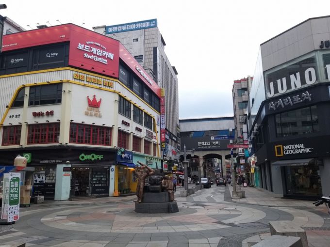 사회적 거리두기 연장이 결정된 20일 서울 노원구 내 상점 전경./사진=구단비 기자