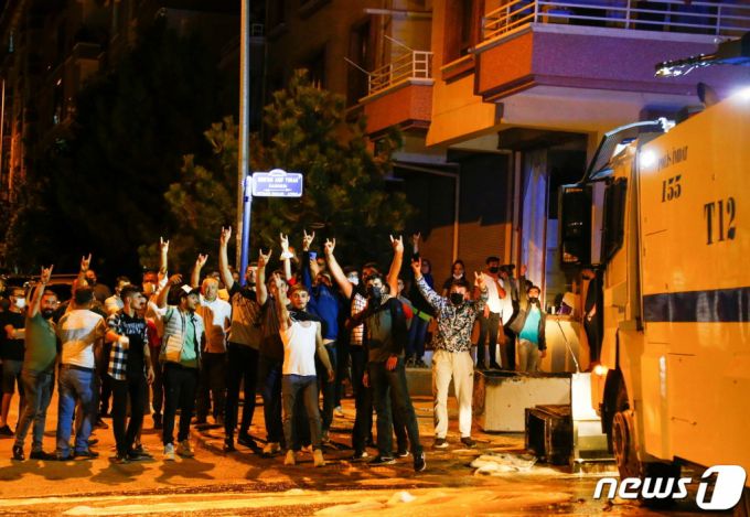 11일(현지시간) 앙카라에서 터키 극우 주의자들이 난민에 반대하며 시위를 상징하는 동작을 취하고 있다. /로이터=뉴스1