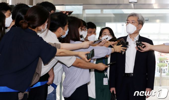 (서울=뉴스1) 박지혜 기자 = 고승범 금융위원회 위원장 후보자가 6일 서울 중구 예금보험공사에 마련된 임시 사무실로 인사청문회 준비를 위해 출근하며 취재진의 질문을 받고 있다. 2021.8.6/뉴스1