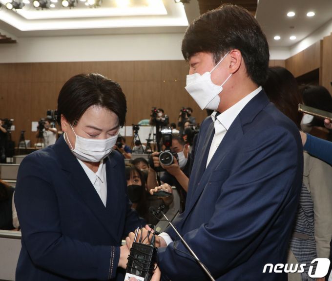 25일 국회 소통관에서 국민권익위원회의 부동산 전수조사에서 농지법 위반 의혹이 제기된 의혹으로 윤희숙 국민의힘 의원이 의원직 사퇴를 선언한 가운데 이준석 대표가 기자회견장으로 찾아와 윤 의원을 만류하며 눈물을 흘리고 있다./사진=뉴스1