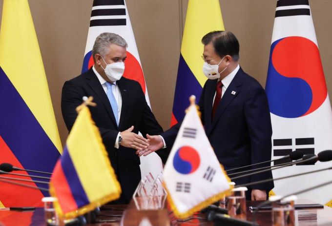 [서울=뉴시스] 전진환 기자 = 문재인 대통령과 이반 두케 마르케스 콜롬비아 대통령이 25일 청와대에서 열린 한-콜롬비아 정상회담에 앞서 악수하고 있다. 2021.8.25 amin2@newsis.com