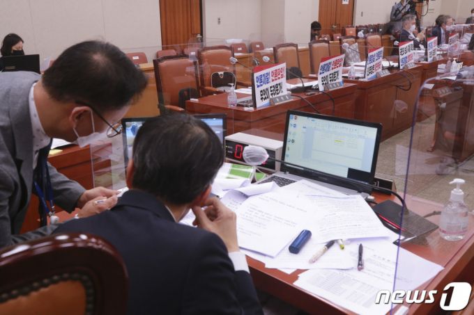 (서울=뉴스1) 이동해 기자 = 25일 새벽 서울 여의도 국회에서 열린 법제사법위원회 전체회의에서 국민의힘 의원들이 퇴장해 자리가 비어 있다.  2021.8.25/뉴스1