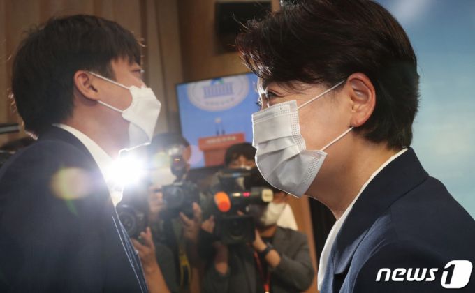 (서울=뉴스1) 이동해 기자 = 25일 국회 소통관에서 국민권익위원회의 부동산 전수조사에서 농지법 위반 의혹이 제기된 의혹으로 윤희숙 국민의힘 의원이 의원직 사퇴를 선언한 가운데 이준석 대표가 기자회견장으로 찾아와 윤 의원을 만류하며 눈물을 훔치고 있다. 2021.8.25/뉴스1