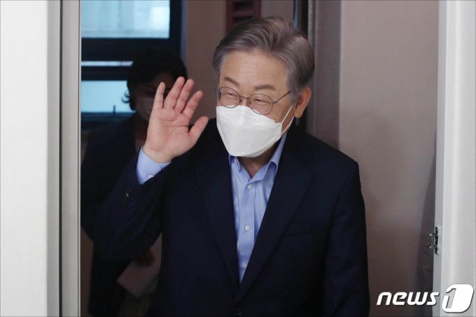 (서울=뉴스1) 국회사진취재단,오대일 기자 = 더불어민주당 대권주자인 이재명 경기도지사가 22일 오후 서울 마포구에 위치한 퍼스널 컬러 컨설팅 업체인 컬러쏘싸이어티를 방문하며 손인사를 하고 있다. 2021.8.22/뉴스1