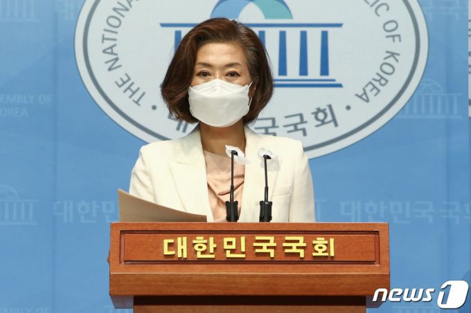 (서울=뉴스1) 오대일 기자 = 양이원영 무소속 의원이 26일 국회 소통관에서 부친의 부동산 투기 의혹으로 의원직 자진사퇴를 밝힌 윤희숙 국민의힘 의원을 상대로 검찰 조사를 촉구하는 기자회견을 하고 있다. 2021.8.26/뉴스1