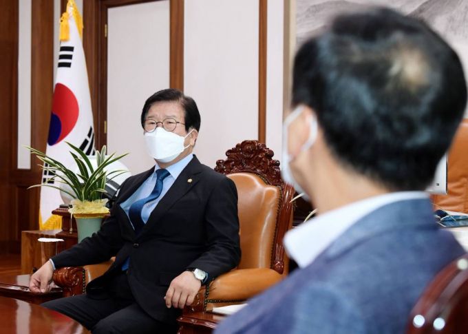 박병석 국회의장이 이달 29일 서울 여의도 국회에서 열린 여야 원내 교섭단체 대표와 의사일정 협의 회동에서 인사말을 하고 있다. / 사진제공=뉴시스