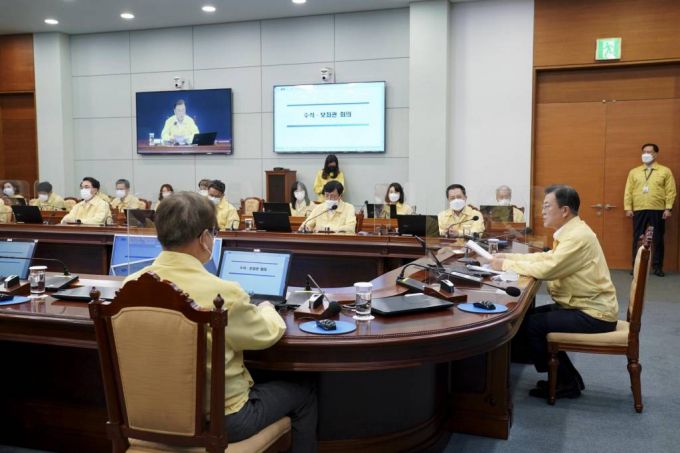 [서울=뉴시스] 전진환 기자 = 문재인 대통령이 30일 오후 청와대 여민관에서 열린 수석·보좌관회의에 참석해 발언하고 있다. (사진=청와대 제공) 2021.08.30. photo@newsis.com *재판매 및 DB 금지