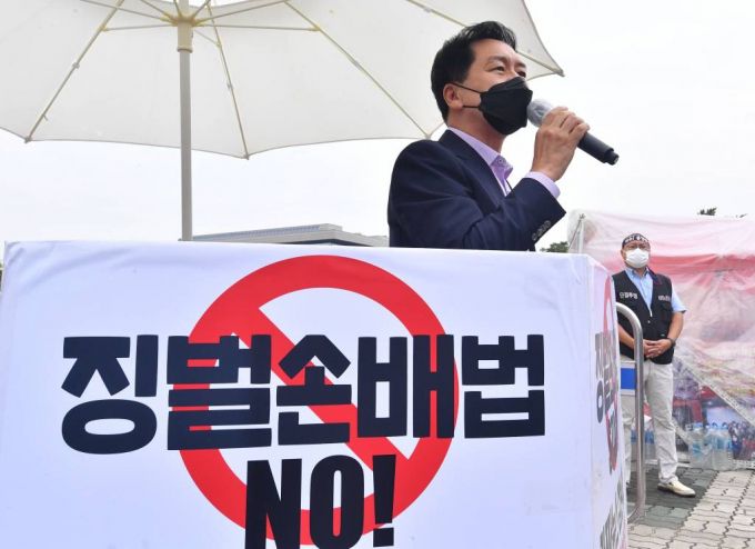 김기현 국민의힘 원내대표가 30일 서울 여의도 국회 정문 앞에서 진행 중인 '언론독재법 철폐를 위한 범국민 필리버스터' 현장을 찾아 발언하고 있다. / 사진제공=뉴시스