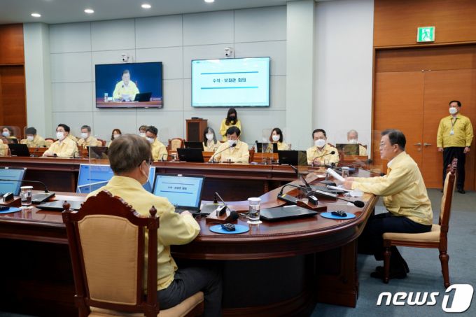 (서울=뉴스1) 유승관 기자 = 문재인 대통령이 30일 청와대 여민관에서 열린 수석·보좌관회의를 주재하고 있다. 2021.8.30/뉴스1