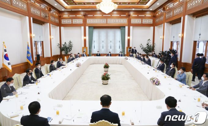 (서울=뉴스1) 유승관 기자 = 문재인 대통령이 3일 청와대에서 열린 국회의장단 및 상임위원장단 초청 오찬간담회에서 발언하고 있다. 2021.9.3/뉴스1