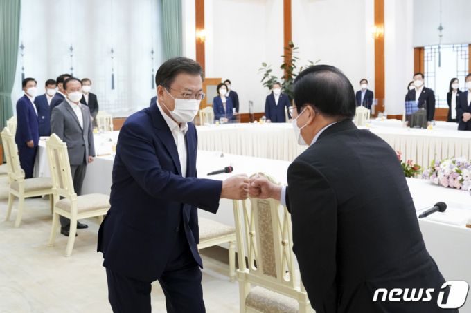 (서울=뉴스1) 유승관 기자 = 문재인 대통령이 3일 청와대에서 열린 국회의장단 및 상임위원장단 초청 오찬간담회에서 박병석 국회의장과 주먹인사를 하고 있다. 2021.9.3/뉴스1