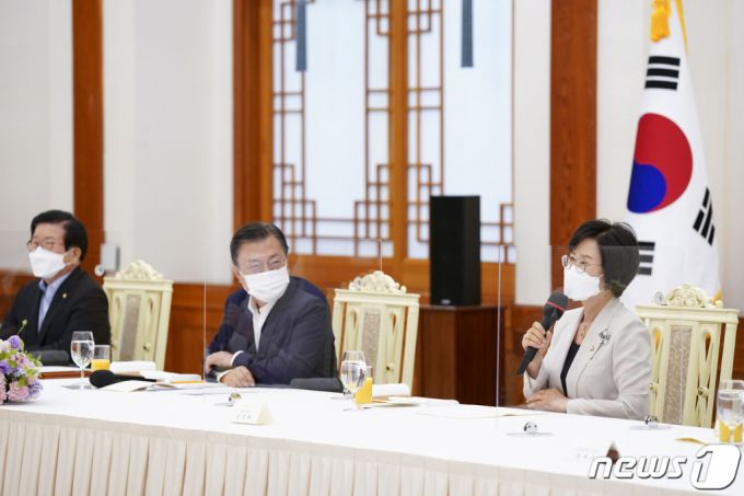 (서울=뉴스1) 유승관 기자 = 김상희 국회부의장이 3일 청와대에서 열린 문재인 대통령 초청 국회의장단 및 상임위원장단 오찬간담회에서 발언하고 있다. 2021.9.3/뉴스1