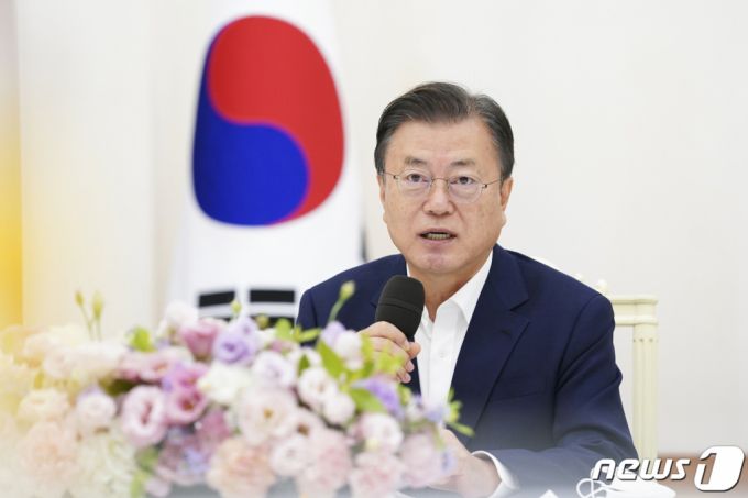 (서울=뉴스1) 유승관 기자 = 문재인 대통령이 3일 청와대에서 열린 국회의장단 및 상임위원장단 초청 오찬간담회에서 발언하고 있다. 2021.9.3/뉴스1