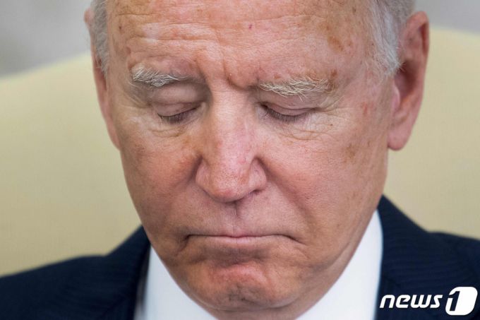 (워싱턴 AFP=뉴스1) 우동명 기자 = 조 바이든 미국 대통령이 1일(현지시간) 워싱턴 백악관에서 볼로디미르 젤렌스키 우크라이나 대통령과 정상회담을 기다리고 있다.  (C) AFP=뉴스1