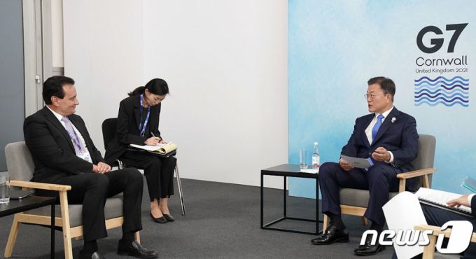 (서울=뉴스1) = G7(주요 7개국) 정상회의 참석차 영국을 방문한 문재인 대통령이 12일(현지시간) 영국 콘월 시내 한 호텔에서 파스칼 소리오 아스트라제네카 최고경영자(CEO)와 면담을 갖고 있다.(청와대 제공)