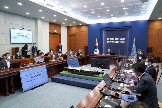 [서울=뉴시스] 김진아 기자 = 문재인 대통령이 6일 청와대에서 조선산업 성과와 재도약 전략을 의제로 열린 수석보좌관회의에서 발언하고 있다. 2021.09.06. bluesoda@newsis.com