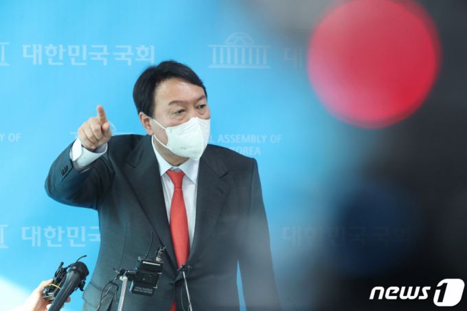 (서울=뉴스1) 이동해 기자 = 국민의힘 대선 주자인 윤석열 전 검찰총장이 8일 오후 서울 여의도 국회 소통관에서 최근 불거진 '고발사주' 의혹과 관련해 해명하는 기자회견을 마친 뒤 질의에 답하고 있다. 윤 전 총장은 “선거 때마다 이런 공작·선동으로 선거 치르려 하다니 한심하다”면서 “앞으로 정치공작을 하려면 잘 준비해서 메이저 언론을 통해, 면책특권에 숨지말고 제기했으면 한다”고 인터넷 언론사 뉴스버스의 보도내용을 비판했다. 2021.9.8/뉴스1