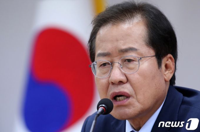 국민의힘 대선주자인 홍준표 의원이 지난 6일 오후 강원 춘천시 강원도당에서 열린 기자간담회에서 강원 지역 발전 공약을 발표하고 있다. 최근 각종 여론조사에서 상승세를 이어가고 있는 홍 후보는 이 자리에서 지역 현안을 청취하고 강원 지역 발전 공약을 발표했다. 2021.9.6/뉴스1