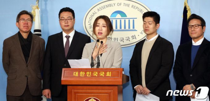 (서울=뉴스1) 김명섭 기자 = 조성은 '브랜드뉴파티' 대표가 16일 서울 여의도 국회 정론관에서 박형준 통합신당준비위 공동위원장, 정병국 새로운보수당 의원과 미래통합당 합류 선언을 하고 있다. 2020.2.16/뉴스1