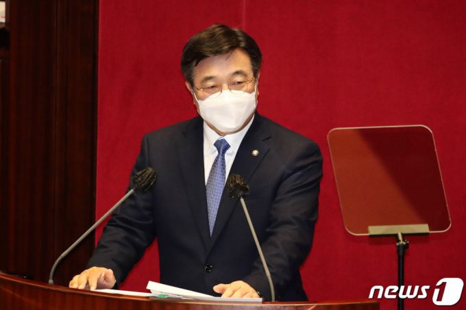 (서울=뉴스1) 이동해 기자 = 윤호중 더불어민주당 원내대표가 8일 국회에서 열린 제391회국회(정기회) 본회의에서 교섭단체 대표연설을 하고 있다. 2021.9.8/뉴스1