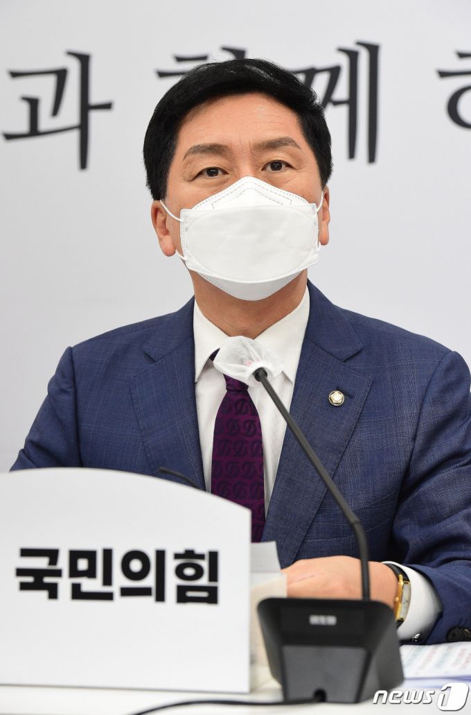 (서울=뉴스1) 이동해 기자 = 김기현 국민의힘 원내대표가 12일 국회에서 '윤석열 검찰의 고발 사주 의혹'에 대한 공수처의 김웅 의원실 압수수색 관련 긴급 기자간담회를 갖고 있다. 김 원내대표는 이자리에서 김웅 의원실 압수수색은 절차상 명확한 불법이며 박지원·조성은 연결고리가 이번 사건 핵심이라고 밝혔다. 2021.9.12/뉴스1