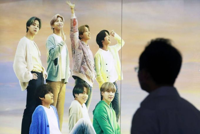 [서울=뉴시스] 홍효식 기자 = 방탄소년단(BTS)의 디지털 싱글 '버터(Butter)'가 빌보드 메인 싱글차트에서 통산 9주째 1위에 오르며 올해 들어 가장 1위를 오래한 곡으로 자리했다. 빌보드는 지난 2일(현지시간) 방탄소년단의 ‘버터’가 메인 싱글 차트 ‘핫 100’에서 1위에 올랐다고 밝혔다. 사진은 3일 오후 서울 중구 롯데면세점 본점에 설치된 BTS 광고판. 2021.08.03.