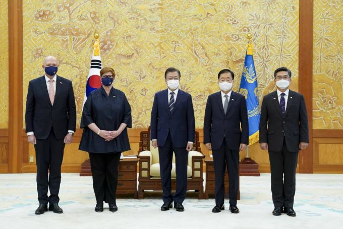 [서울=뉴시스] 전진환 기자 = 문재인 대통령이 13일 오전 청와대 본관 접견실에서 한국과 호주 외교·국방(2+2) 장관회의 참석차 방한한  호주의 마리스 페인 외교장관, 피터 더튼 국방장관을 접견, 기념촬영을 하고 있다. 피터 더튼(왼쪽부터) 국방장관, 마리스 페인 외교장관, 문 대통령, 정의용 외교부 장관, 서욱 국방부 장관. 2021.09.13.