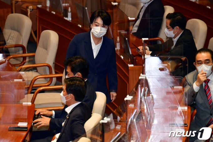 13일 국회에서 열린 제391회 국회(정기회) 제04차 본회의에서 국민의힘 윤희숙 의원이 입장하고 있다. 이날 상정된 윤 의원 사직의 건은 찬성 188표, 반대 23표, 기권 12표로 가결됐다. /사진=뉴스1