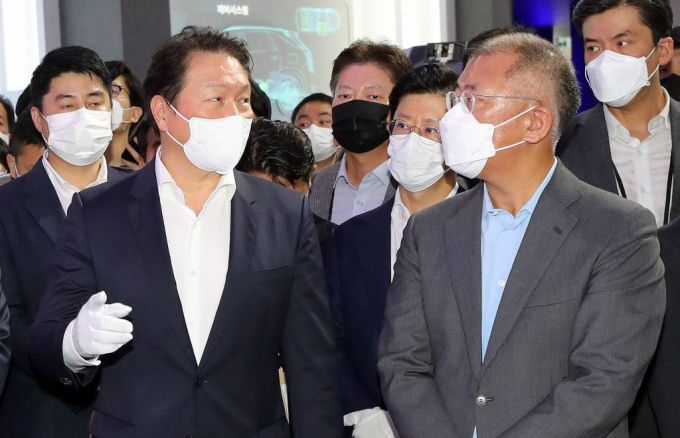 [서울=뉴시스] 배훈식 기자 = 최태원 SK그룹 회장(왼쪽)과 정의선 현대자동차그룹 회장이 8일 오전 경기 고양시 킨텍스에서 열린 '2021 수소모빌리티+쇼'에 참석해 이야기를 나누고 있다. (공동취재사진) 2021.09.08.