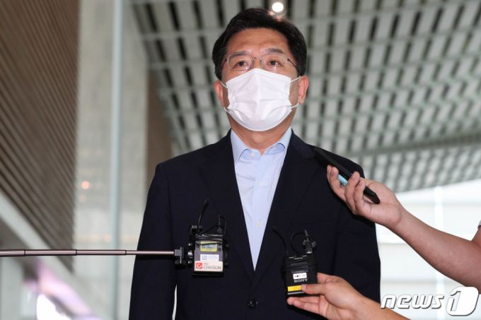 (인천공항=뉴스1) 성동훈 기자 = 노규덕 한반도평화교섭본부장이 12일 오전 인천공항에서 북핵 문제 협의를 위해 일본 도쿄로 출국하던 중 취재진들의 질문에 답하고 있다.  노 본부장은 도쿄에서 오는 14일까지 후나코시 다케히로 일본 외무성 아시아대양주국장, 성 김 미국 대북특별대표와 함께 북핵수석대표 협의를 진행한다. 2021.9.12/뉴스1